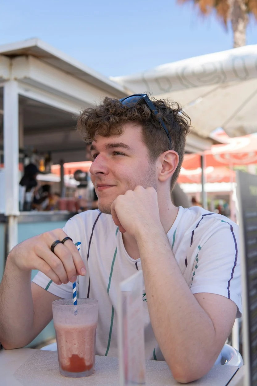 红色背景的竖构图电影感肖像 原图